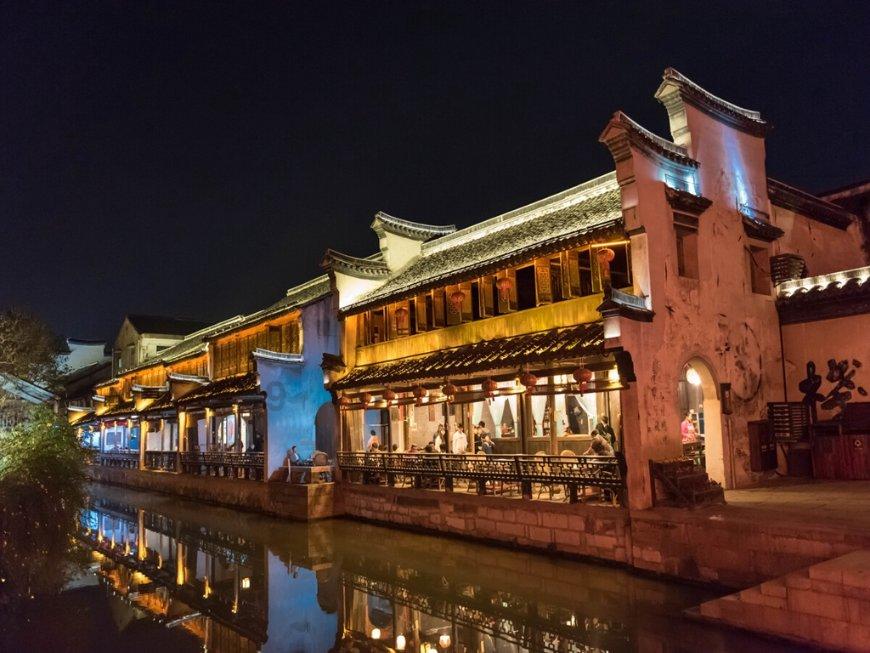 逃离废弃高校